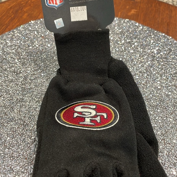NWT SF 49ers gloves with technology index fingers. Embroidered SF logo on both. - Picture 5 of 9